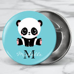 Monogram Cute Panda Personlig Bubble Gum Blue Knapp<br><div class="desc">En söt panda bär sitta på golv på en bubbelgumblå bakgrund. Anpassa med ditt monogram och namn eller ta bort text i textrutor utan namn.</div>