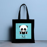 Monogram Cute Panda Personlig Bubble Gum Blue Tygkasse<br><div class="desc">En söt panda bär sitta på golv på en bubbelgumblå bakgrund. Anpassa med ditt monogram och namn eller ta bort text i textrutor utan namn.</div>