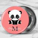 Monogram Cute Panda-Personligens Rosa Knapp<br><div class="desc">Monogram Cute Sitta Panda Personlig Salmon Button har en söt pandabjörn på laxens rosa bakgrund. Anpassa med ditt monogram och namn eller genom att redigera texten i de angivna textrutorna. Designad av ©Evco Studio www.zazzle.com/store/evcostudio</div>