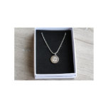 Monogram Disk Necklace<br><div class="desc">Våra personlig vinmonogramhalsband gör perfekten till gåvor till alla kvinnor i ditt liv. Våra monogrammade halsband är idealiska för gåvor till brudar,  gåvor från mors dag,  födelsedagspresent,  årsdagar,  studenten-gåvor,  gåvor till mordöttrar,  gåvor till mormor och så mycket mer!</div>