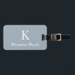 Monogram Dusty Blue Äventyr Awaits Gift Favor Bagagebricka<br><div class="desc">Monogrammed inledande text visas med anpassningsbarna "Äventyr Awaits" och även personuppgifter som namn,  adress,  mobilt nummer och e-post som du kan redigera. Designad med populär dammblå bakgrund kan du byta färg om du vill.</div>