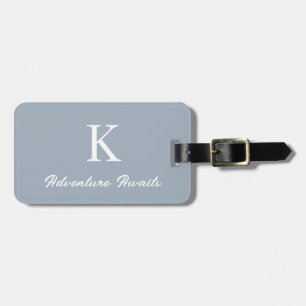 Monogram Dusty Blue Äventyr Awaits Gift Favor Bagagebricka