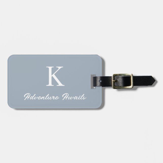Monogram Dusty Blue Äventyr Awaits Gift Favor Bagagebricka (Horisontell Framsida)