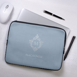 Monogram Dusty Blue Elegant Vapensköld Faux Silver Laptop Fodral