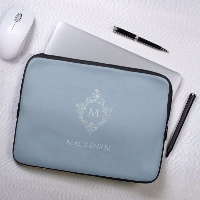 Monogram Dusty Blue Elegant Vapensköld Faux Silver Laptop Fodral (Skapare uppladdad)