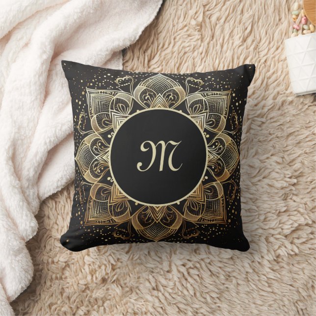 Monogram Elegant Guld Mandala på Black Kudde (Filt)