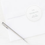 Monogram Elegant Sage Grönt Tack Bröllop Runt Klistermärke<br><div class="desc">Visa tacksamhet i stil med vår Monogram Elegant Sage Grönt Tack Script Bröllop Classic Round Sticker. Den här snyggt utformade dekalen har ett mongram i ett teckensnitt för elegant, som framhävs av en mjuk palett för grönt som utstrålar värme och sofistikering. Ord "Tack" placeras delikat under monogrammet och ger ett...</div>