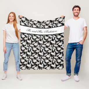 Monogram Elegant Script Svarta Vita Svanfjädrar Fleecefilt