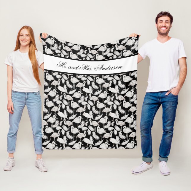 Monogram Elegant Script Svarta Vita Svanfjädrar Fleecefilt (På plats)