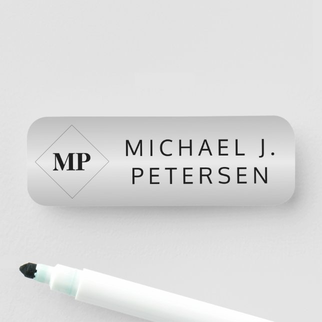 Monogram elegant silvermetallisk  namnbricka (På plats)