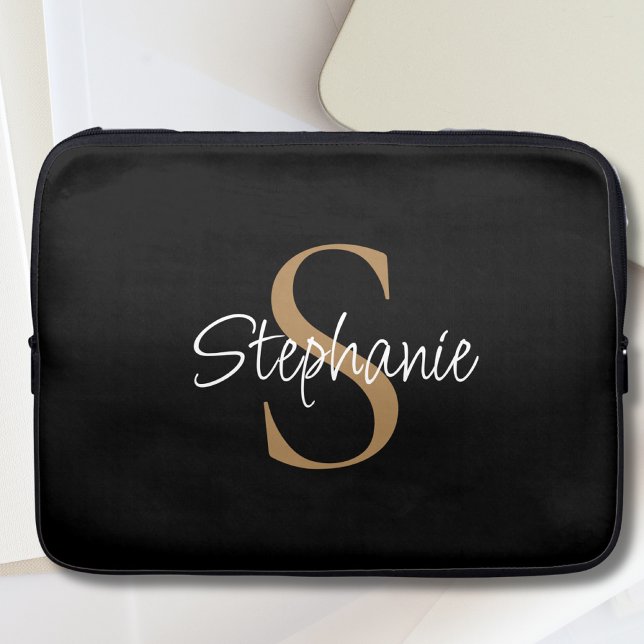 Monogram Elegant Skript Namn Svart Guld Laptop Fodral (Skapare uppladdad)