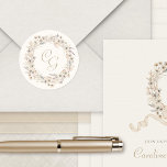 Monogram Fall Wildblommor Elegant bröllop Runt Klistermärke<br><div class="desc">Hösten vid sin största elegant! Denna minimalistiska falldesign har ömtåliga löv,  torkade vilda blommor,  vita pumpor och klassisk typografi. Det är perfekt för en smakfull,  klassisk affär i september,  oktober eller november. Beställ eller ladda ner i dag för att få en höst säsong firande att minnas!</div>