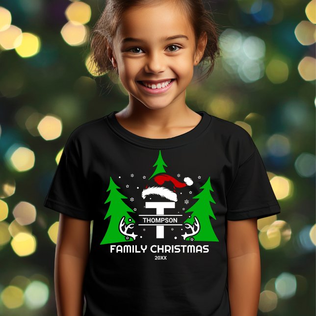 Monogram Family Namn Santa Hat-årshelgen i T Shirt (Skapare uppladdad)