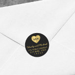 Monogram Faux Guld Heart par Returadress Runt Klistermärke<br><div class="desc">Modern Monogram Returadress runt dekal i Elegant med ett faux guld-hjärta. Underbar för par eller bröllop. Nu behöver du aldrig skriva adress igen när du skickar ut brev. Anpassa den genom att ersätta platshållartexten med initialer, namn och adress. Om du vill ha fler alternativ, till exempel att ändra teckensnitt, klickar...</div>