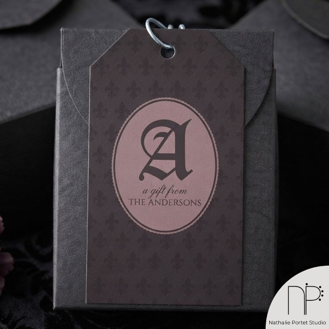 Monogram Fleur de Lis gotisk Presentetikett (Dark purple and dusty pink monogram fleur-de-lis gothic gift tags for sophisticated packaging.)