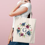 Monogram för Blommigt av vattenfärg i marinen Burg Tygkasse<br><div class="desc">Elegantens anpassningsbar i säcken har en vacker vattenfärgsdekoration i blommigten i marinblått,  burgungiskt,  merlot och  rosa med grönt. Anpassa texten till marinblå färgad med ett första inledande namn. Gör en unik gåva till dina brudtärnor och andra medlemmar i brudens sida.</div>