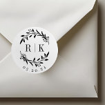 Monogram för botaniskt andedräkt Bröllop Runt Klistermärke<br><div class="desc">Monogramklistermärken i anpassningsbar-designade bröllop med botaniskt andetag av elegant med parets datum initialer och bröllop. Perfekt för bröllop spara datum,  kuvert,  bröllopsförmånspaket med mera.</div>