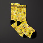 Monogram för Bright Gult Blommigt Strumpor<br><div class="desc">Stråla elegans med våra monogramsocklar för Blommigt av BrightStor-Gult. Blommönstret med vibrerande gult gör bröllop mer sofistikerat. Slutför din ensemble med vår koordinerande nacke för ett polerat utseende.</div>