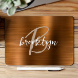 Monogram för Brödd Orange Metall Musmatta<br><div class="desc">Den här personligen i elegant har ett monogram och första namn i modernt beige och vitt skript på en trendig som brinner av orange i metall.</div>
