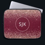 Monogram för Burgundy Red  Rosa ros Guld Glitter Laptop Fodral<br><div class="desc">Rosa - Ro Guld och Burgundy Red Faux Glitter och Gnistra Elegant Monogrammed Initialer Fodral. Fodral kan anpassas så att det omfattar ditt första och första namn.</div>