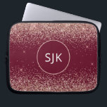 Monogram för Burgundy Red  Rosa ros Guld Glitter Laptop Fodral<br><div class="desc">Rosa - Ro Guld och Burgundy Red Faux Glitter och Gnistra Elegant Monogrammed Initialer Fodral. Fodral kan anpassas så att det omfattar ditt första och första namn.</div>