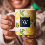 Monogram för Citrus Mönster Kaffemugg<br><div class="desc">Den här designen har en vattenfärgscitron mönster med en marin blå kvadrat och ett monogram inledningsvis.</div>