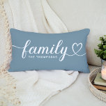 Monogram för den blå Anpassningsbarna i Family Kär Lumbarkudde<br><div class="desc">Den moderna och snyggt anpassningsbarna med ländryggen dekorativ kudde har en enkel och minimal "Familjetypografi" som innehåller blomstrande detaljer och hjärtedetaljer. Anpassa versaltexten nedan med ett monogram eller år fastställt. Den vita och dammiga skifferblåa färg kan ändras.</div>