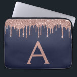 Monogram för den blå Glitter-Gnistran rosa ros Gul Laptop Fodral<br><div class="desc">Rosa ros,  Guld och marinblå faux-fyndplats Modern och Elegant Girly Glitter och Gnistra Elegant Monogram Fodral. Fodral kan anpassas så att det omfattar ditt första och första namn.</div>