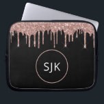 Monogram för den  Rosan vid Glitter Gnistra Guld Laptop Fodral<br><div class="desc">Rosa - Ro Guld och Svarta Faux Glitter och Gnistra Elegant Monogrammed Initialer Fodral. Fodral kan anpassas så att det omfattar ditt första och första namn.</div>