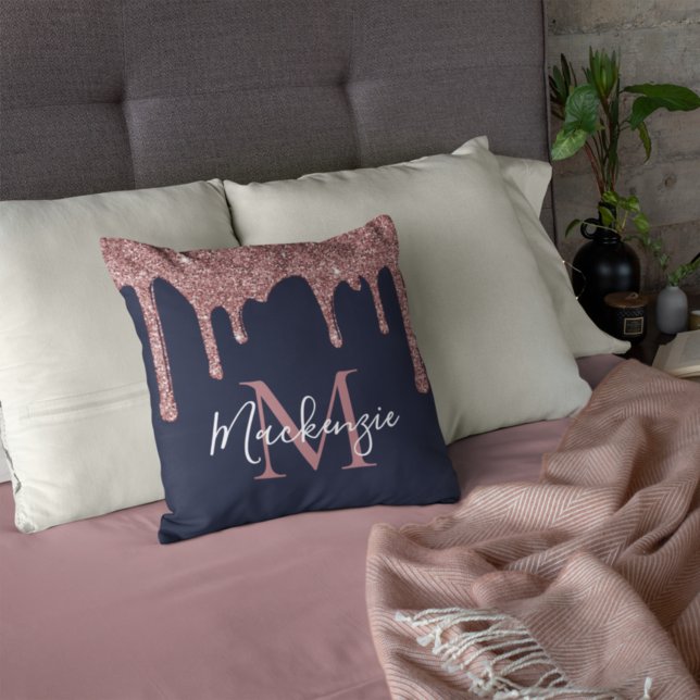Monogram för drivrutiner för chic vid Guldet Ro Kudde (Skapare uppladdad)