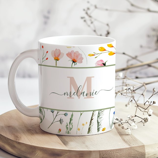 Monogram för eget namn för Boho Wildblommor Kaffemugg (Boho Wildflowers Custom Name Monogram Coffee Mug on a sunny boho wooden kitchen table.)