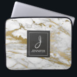Monogram för Elegant av guld och vit marmor Laptop Fodral<br><div class="desc">Guld och Vita Faux Marble Elegant Monogram Fodral. Fodral kan anpassas så att du kan inkludera ditt initialvärde och fullt.</div>