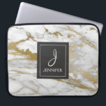 Monogram för Elegant av guld och vit marmor Laptop Fodral<br><div class="desc">Guld och Vita Faux Marble Elegant Monogram Fodral. Fodral kan anpassas så att du kan inkludera ditt initialvärde och fullt.</div>