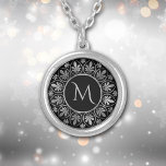 Monogram för elegant vid Löv Gräns Silverpläterat Halsband<br><div class="desc">Den här elegantens halsband har ditt monogram i silver på en dramatisk svart bakgrund. Monogrammet är utformat genom en cirkulär utformning med löv och snurra bilder som upprepas runt perimetern. Vackert!</div>