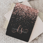 Monogram för Eleganten om lyxolja Ro Guld Glitter iPad Mini Skydd<br><div class="desc">Glam Ro Guld Glitter Elegant Monogram ipad cover. Anpassa enkelt den här chicen av trendig- med elegant ro guld mousserande glitter mot svart bakgrund. Designen har ditt handskrivna skriptmonogram med söt-snurrar och ditt namn.</div>