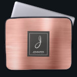 Monogram för Eleganten rosa ros Guld Metall Laptop Sleeve<br><div class="desc">Eleganten Monogram Fodral i rosa ros Faux Brushed Metall. Fodral kan anpassas så att det omfattar ditt första och första namn.</div>