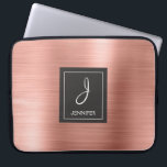 Monogram för Eleganten rosa ros Guld Metall Laptop Sleeve<br><div class="desc">Eleganten Monogram Fodral i rosa ros Faux Brushed Metall. Fodral kan anpassas så att det omfattar ditt första och första namn.</div>