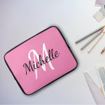 Monogram för enkel Snyggt Lägg till ditt namn   In Laptop Fodral<br><div class="desc">Bärbar dator fodral med rosa bakgrund och vit anpassningsbar monogram första gången och första namn.</div>