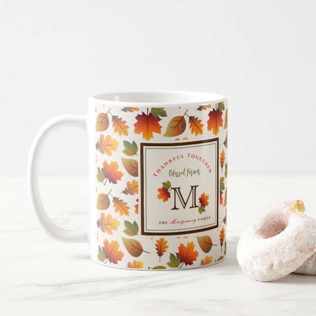Monogram för familjen Fall/Höst löv Thanksgiving Kaffemugg (Med munk)