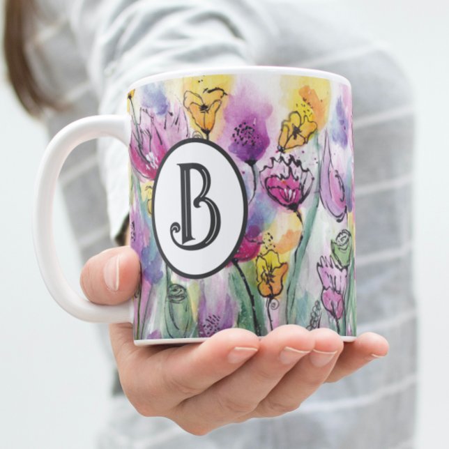 Monogram för färgämnen i vattenfärgslådor Två-Tonad mugg (Close up of colorful watercolor flowers with an oval with a monogram of the letter B.
)