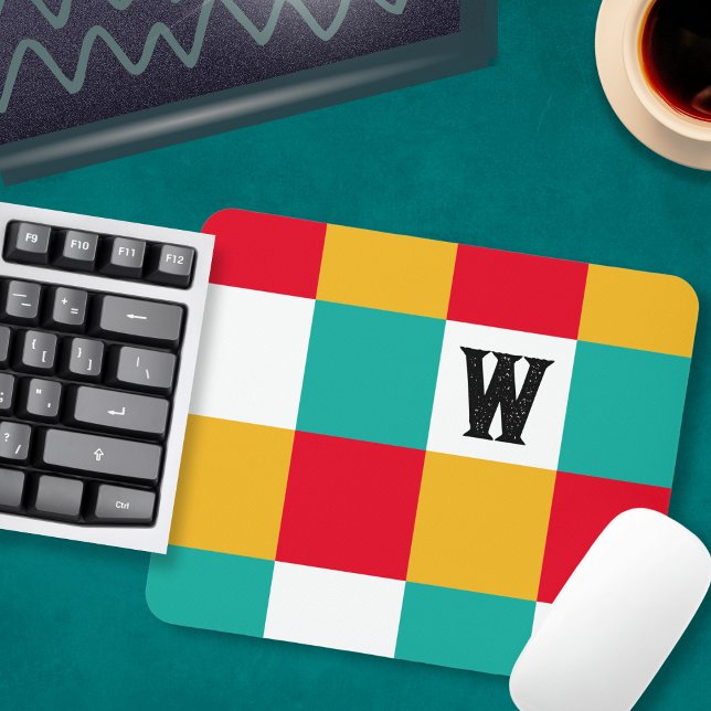 Monogram för färgstark Personlig i geometrisk Abst Musmatta (A colorful monogrammed mouse mat, with a geometric pattern of squares in teal, red, yellow and white)