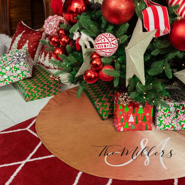 Monogram för Faux metallisk kopparstrålningsfamilj Julgransmatta Borstad Polyester (Faux Metallic Copper Gradient Family Monogram Brushed Polyester Tree Skirt)