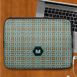 Monogram för geometriska punkter och fyrkanter laptop fodral<br><div class="desc">Laptop sleeve finns i flera storlekar och stilar för elektronikprodukter. Välj din i listrutan. Skapat med ett fint geometriskt mönster av punkter och fyrkanter i subducerat färg och svarta kontraster och redo för ditt eget monogram.</div>