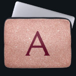 Monogram för Gnistran rosa ros Guld Burgundy Glitt Laptop Fodral<br><div class="desc">Rosa och Ro Guld Burgundy Faux Glitter och Gnistra Elegant Monogram Fodral. Fodral kan anpassas så att det omfattar ditt första och första namn.</div>