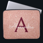 Monogram för Gnistran rosa ros Guld Burgundy Glitt Laptop Fodral<br><div class="desc">Rosa och Ro Guld Burgundy Faux Glitter och Gnistra Elegant Monogram Fodral. Fodral kan anpassas så att det omfattar ditt första och första namn.</div>