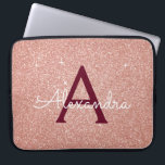 Monogram för Gnistran rosa ros Guld Burgundy Glitt Laptop Fodral<br><div class="desc">Rosa och Ro Guld Burgundy Faux Glitter och Gnistra Elegant Monogram Fodral. Fodral kan anpassas så att det omfattar ditt första och första namn.</div>