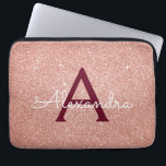 Monogram för Gnistran rosa ros Guld Burgundy Glitt Laptop Fodral<br><div class="desc">Rosa och Ro Guld Burgundy Faux Glitter och Gnistra Elegant Monogram Fodral. Fodral kan anpassas så att det omfattar ditt första och första namn.</div>