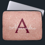 Monogram för Gnistran rosa ros Guld Burgundy Glitt Laptop Fodral<br><div class="desc">Rosa och Ro Guld Burgundy Faux Glitter och Gnistra Elegant Monogram Fodral. Fodral kan anpassas så att det omfattar ditt första och första namn.</div>