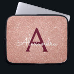 Monogram för Gnistran rosa ros Guld Burgundy Glitt Laptop Fodral<br><div class="desc">Rosa och Ro Guld Burgundy Faux Glitter och Gnistra Elegant Monogram Fodral. Fodral kan anpassas så att det omfattar ditt första och första namn.</div>