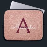 Monogram för Gnistran rosa ros Guld Burgundy Glitt Laptop Fodral<br><div class="desc">Rosa och Ro Guld Burgundy Faux Glitter och Gnistra Elegant Monogram Fodral. Fodral kan anpassas så att det omfattar ditt första och första namn.</div>